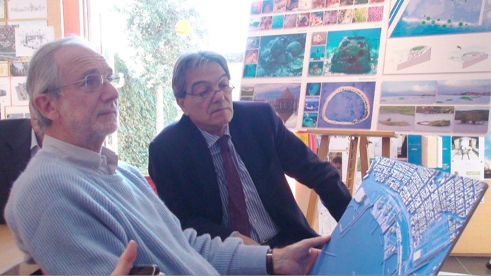 Γένοβα 15/10/2010: ο Renzo Piano στο γραφείο του με τον Ν. Σηφουνάκη μπροστά στη μακέτα της μελέτης του Φαληρικού Ορμου